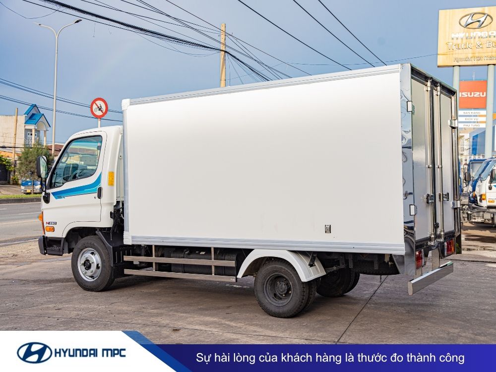 Giá xe tải Hyundai Mighty N250SL thùng kín composite 2T - 2.5T